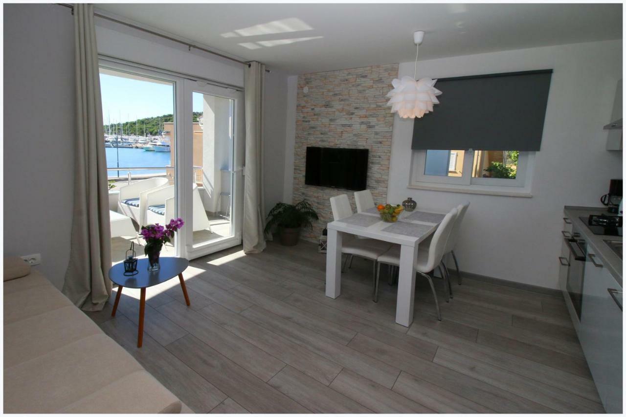 Apartments Silver Beauty Рогозница Экстерьер фото